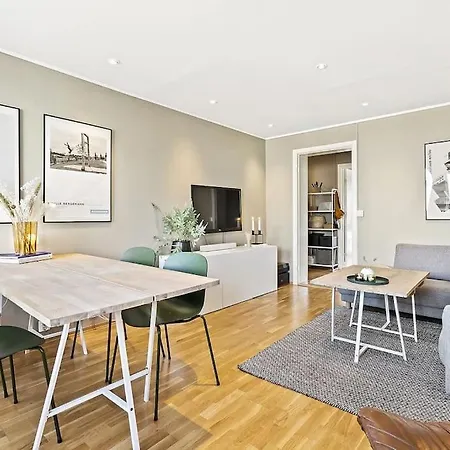 Leilighet Med Sorvendt Balkong, 5 Minutters Gange Fra Solsiden Apartament *